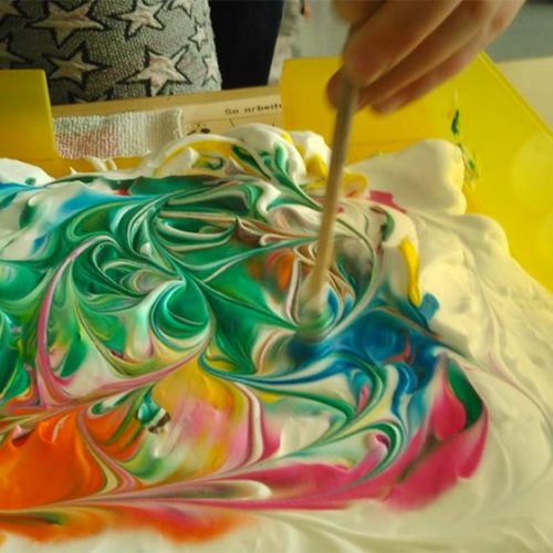 Bild eines Kunstwerks durch das Vermischen und Verwirbeln von dickflüssigen Farben auf einer Oberfläche