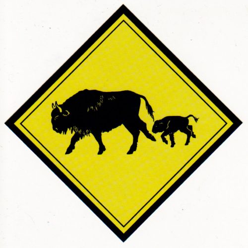 Dieses Bild zeigt das bekannte gelb-schwarze "Deer Crossing" Warnschild aus Australien, jedoch mit einem Wisent und Wisentkalb darauf.