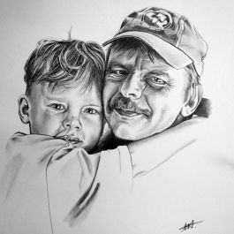 Mit Buntstift in schwarz-weiß gezeichnetes Porträt von einem Mann mit seinem Sohn auf dem Arm